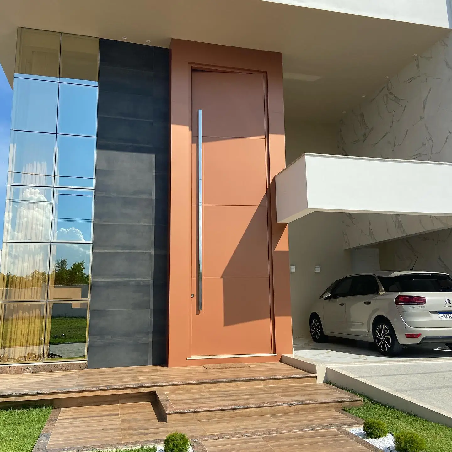 portas pivotantes, portas em ACM, porta de entrada em ACM, portas sob medida, portas modernas, porta pivotante premium, porta pivotante prime, puxadores personalizados, portas resistentes ao tempo, portas de alto padrão