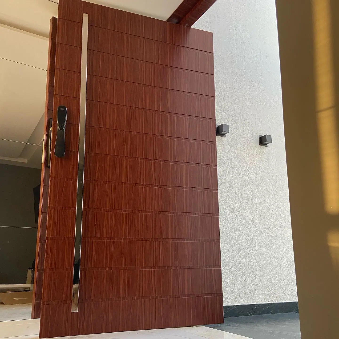portas pivotantes, portas em ACM, porta de entrada em ACM, portas sob medida, portas modernas, porta pivotante premium, porta pivotante prime, puxadores personalizados, portas resistentes ao tempo, portas de alto padrão
