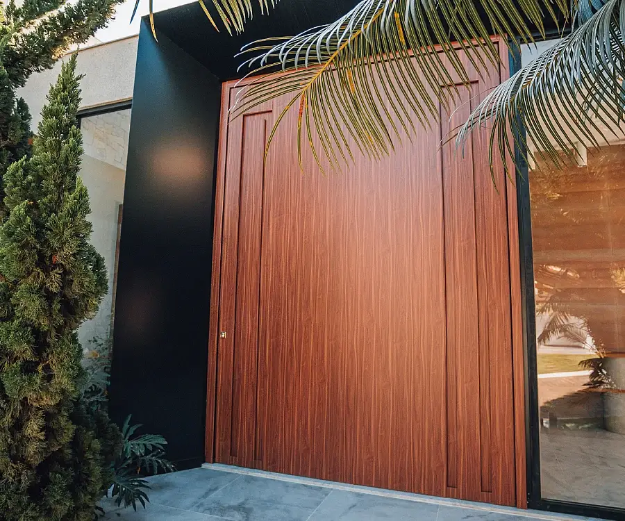 porta pivotante em ACM com puxador personalizado, onde comprar portas pivotantes em Linhares ES, fabricante de portas em alumínio composto, portas pivotantes com estrutura em alumínio reforçado, porta de entrada resistente ao sol e chuva, modelos de portas pivotantes grandes, porta pivotante sob medida com puxador inox, vantagens do uso de ACM em portas residenciais, porta de fachada moderna com acabamento premium, porta de entrada com sistema pivotante