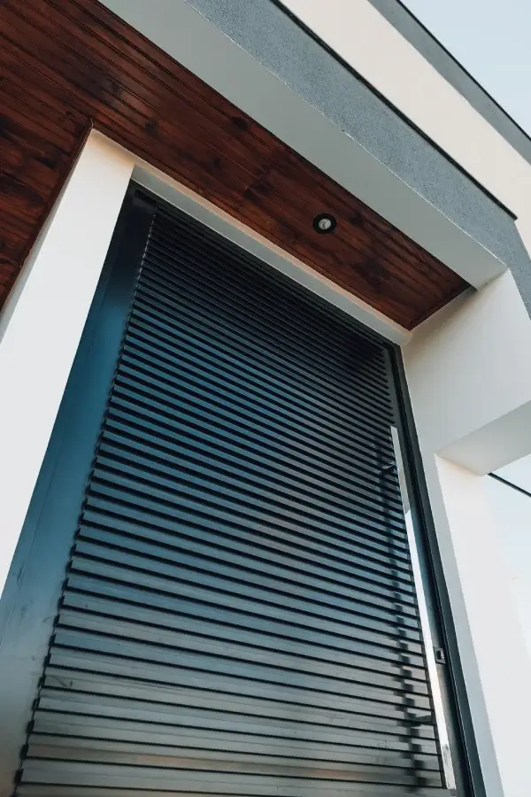 orçamento porta pivotante ACM, preço de porta pivotante sob medida, onde comprar porta de ACM, porta de entrada sob medida em ES, loja de portas pivotantes Linhares, fabricante de portas em alumínio Linhares ES, empresa de acabamentos em ACM, projeto de porta em ACM para fachada moderna, porta com acabamento amadeirado ACM, porta com LED no puxador